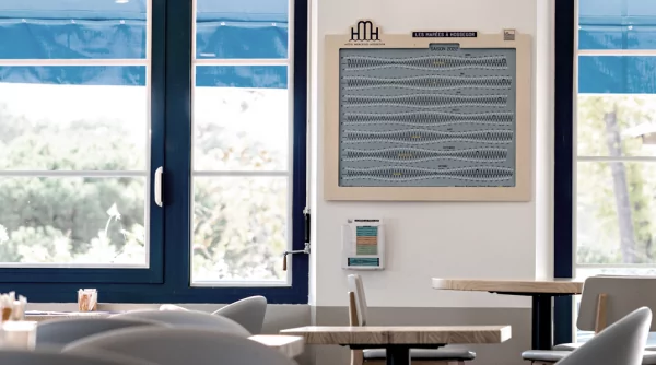 Le calendrier des marées à l'accueil de l'hôtel Le Mercedes Hossegor. calendrier sur-mesure